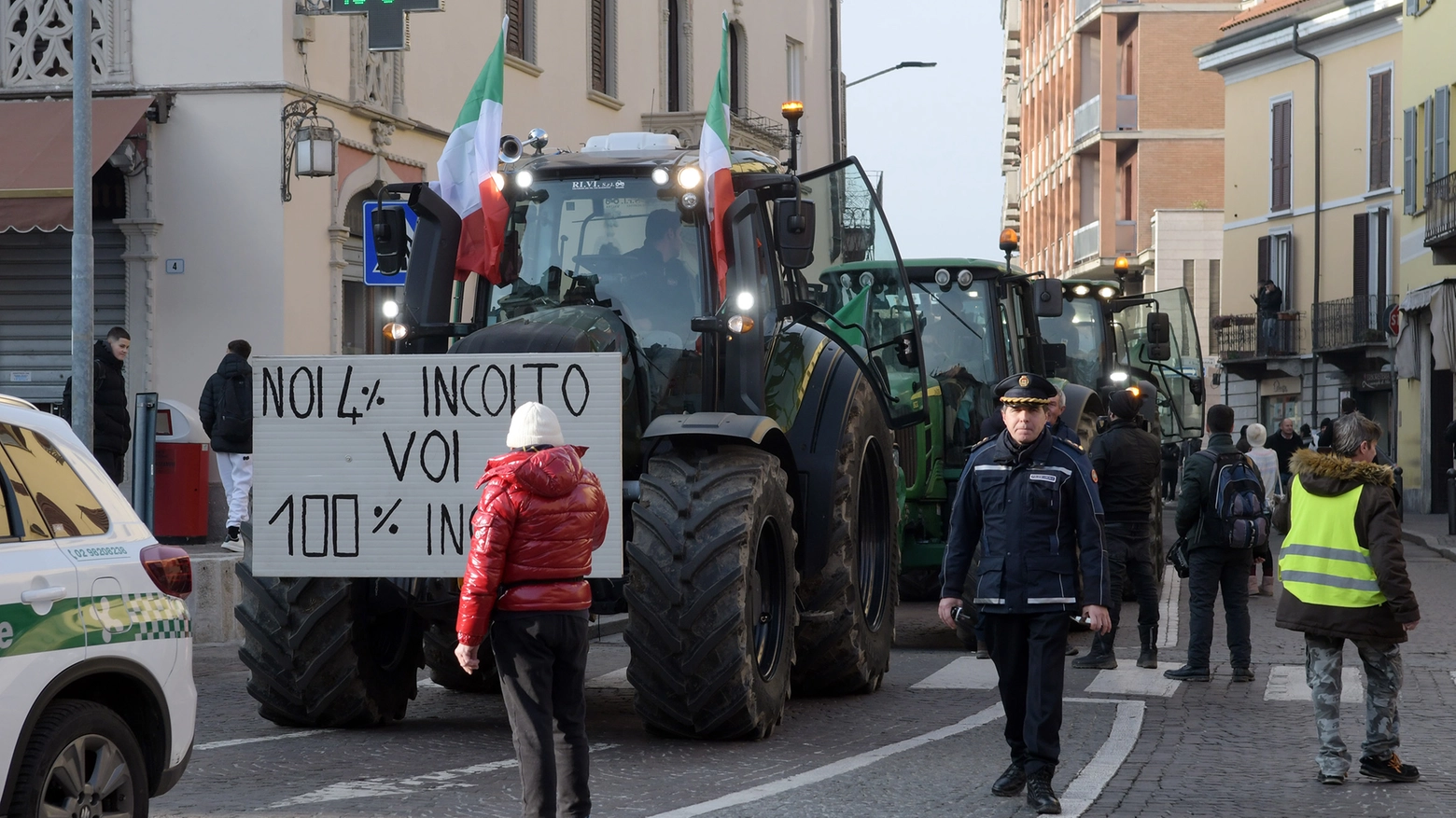 La protesta dei trattori in centro a Melegnano (Foto Andrea Canali)