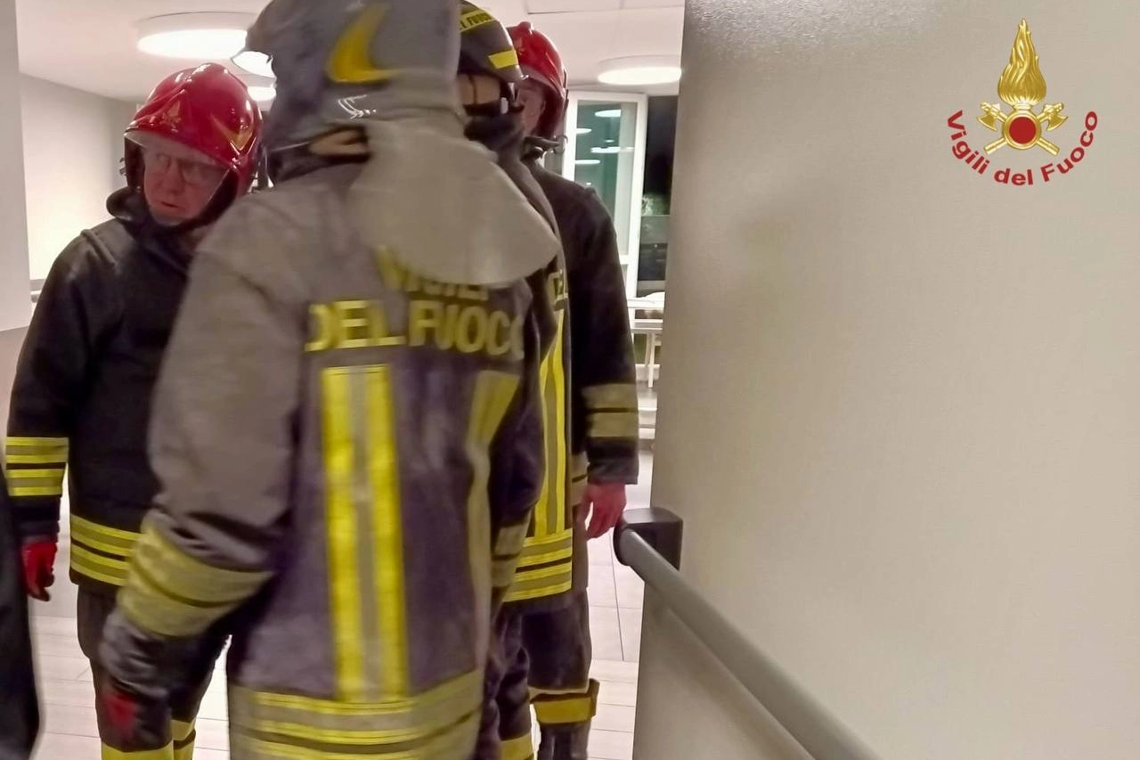 I vigili del fuoco all'interno della Rsa