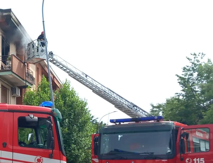 Incendio in un appartamento a Rescaldina: paura tra i residenti della palazzina