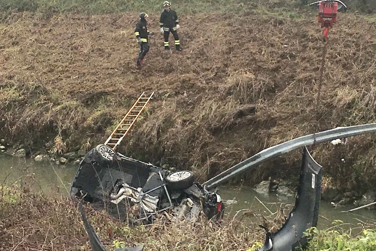 L'auto ribaltata dopo l'incidente