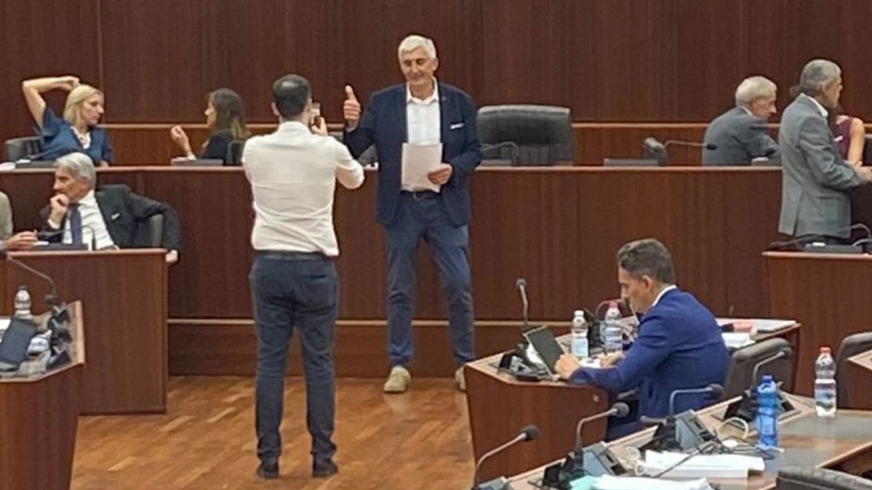 Carlo Bravo (Fratelli d'Italia), consigliere e cacciatore, esulta per i 100mila euro alla caccia Carlo Bravo (Fratelli d'Italia), consigliere e cacciatore, esulta per i 100mila euro alla caccia