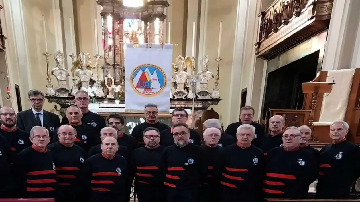 Un nuovo gonfalone per il Coro Tante esibizioni in Rsa e asili Un nuovo gonfalone per il Coro Tante esibizioni in Rsa e asili