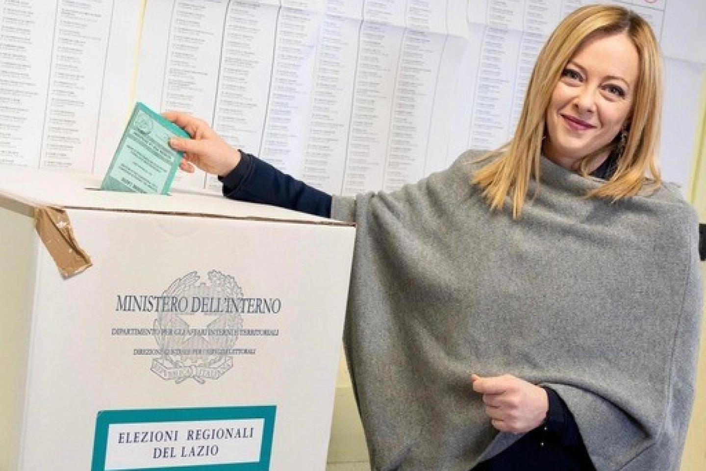 La premier Giorgia Meloni al seggio per le elezioni regionali (Ansa)