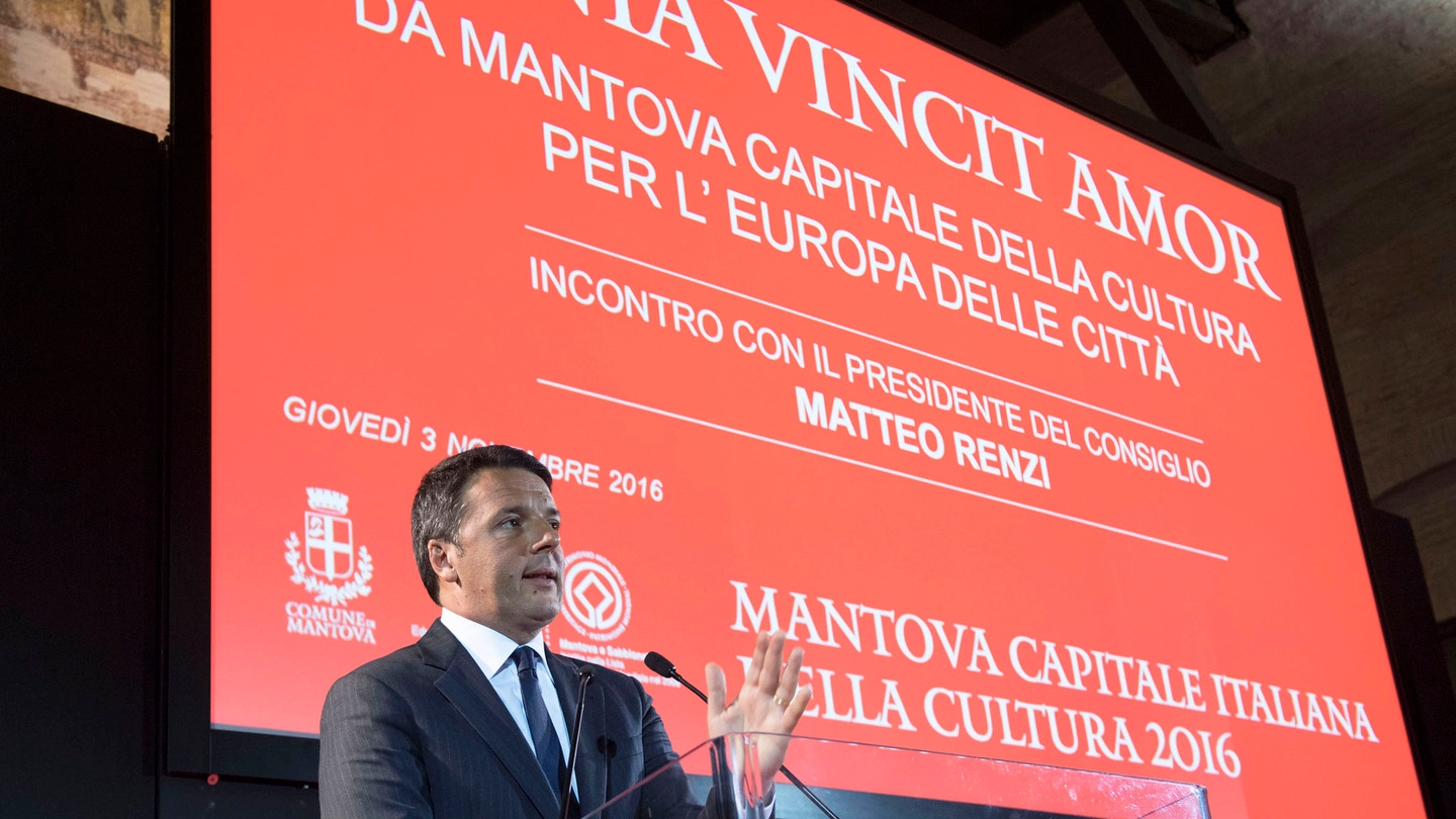 A PALAZZO Il presidente del Consiglio Matteo Renzi e il sindaco di Mantova Mattia Palazzi hanno tenuto a battesimo la visita guidata su Internet che Google ha dedicato alla città dei Gonzaga