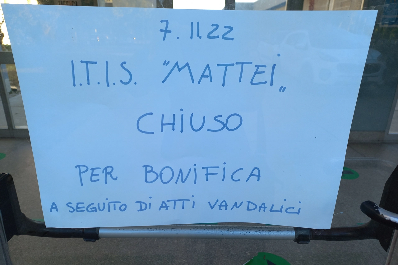 Il cartello all'ingresso dell'istituto