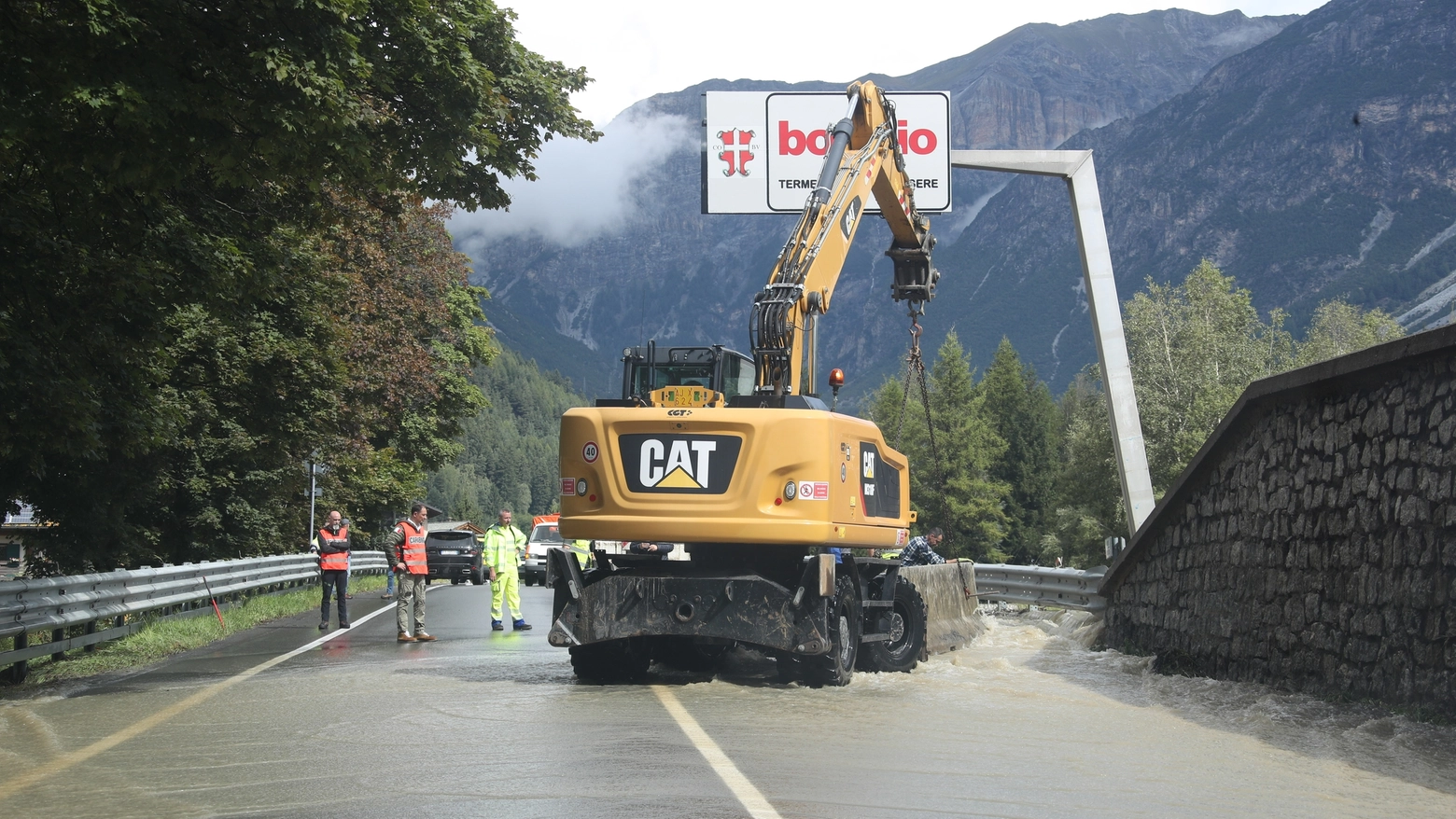 Chiusa la Statale 38 per l'esondazione del torrente Frodolfo. Nella foto i tecnici al lavoro per il ripristino