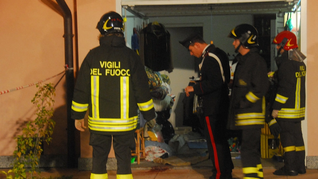 L’intervento dei carabinieri e dei vigili  del fuoco nel garage della villetta dove l’uomo è stato massacrato con calci e pugni 