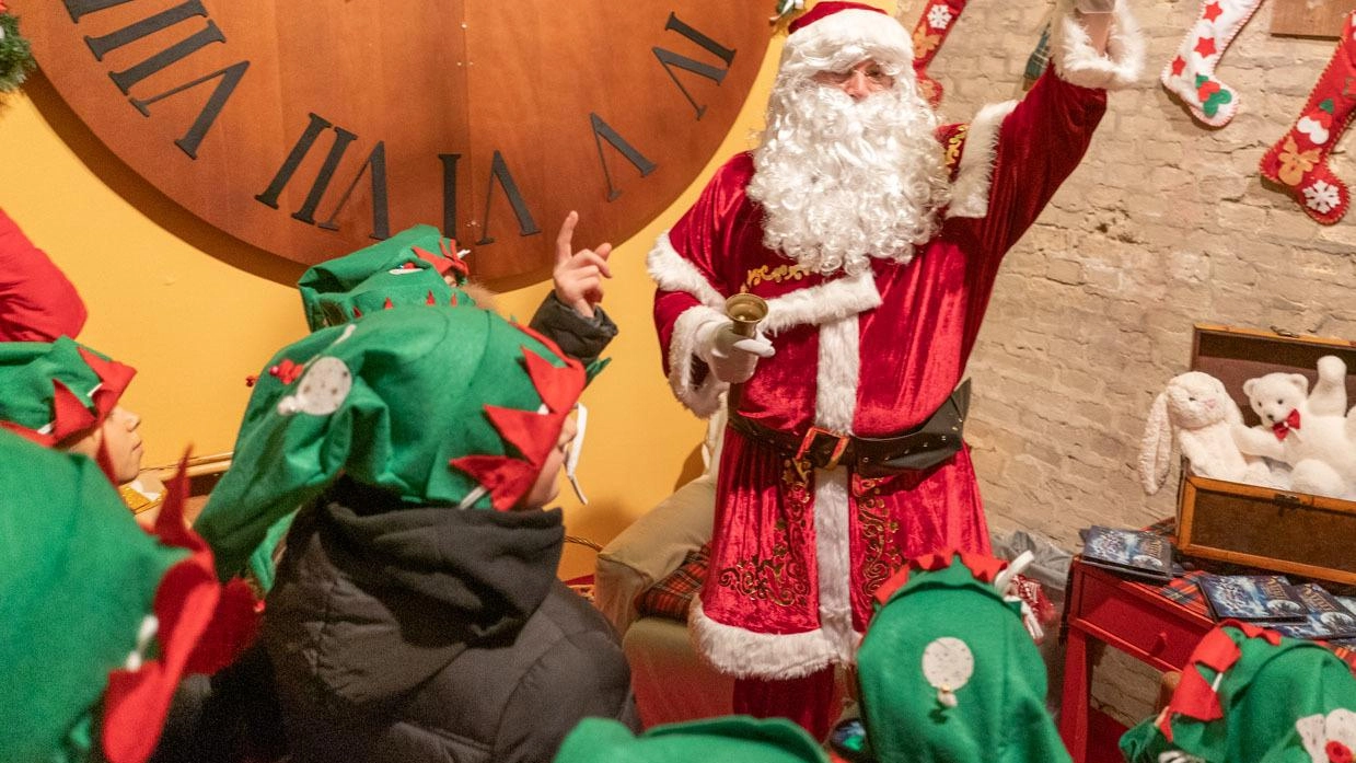 Santa Claus carico di doni arriva nelle case dei bambini di Villasanta