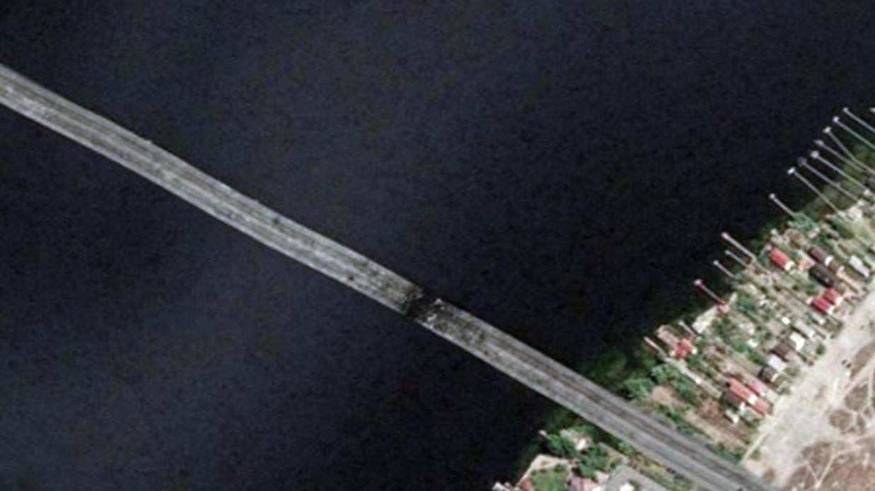 Una foto dal profilo Twitter MFA of Ukraine mostra il ponte Antonivs'ky