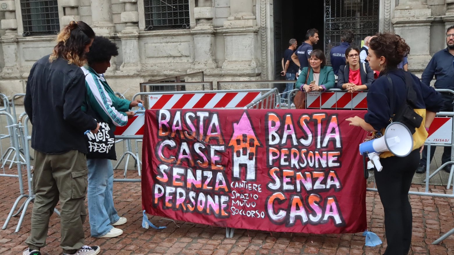 Il popolo delle tende protesta davanti a Palazzo Marino