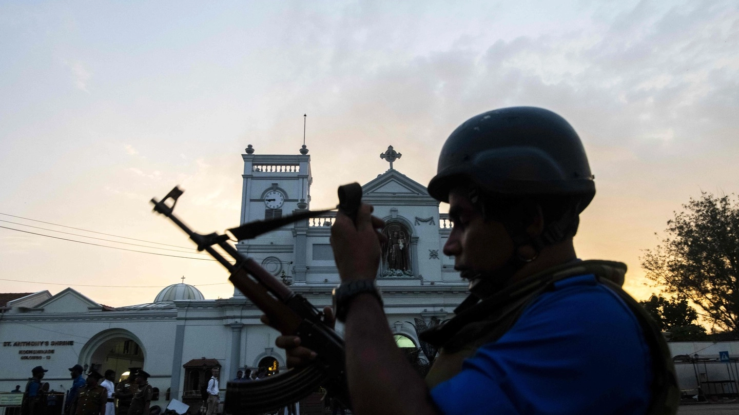 Polizia ed esercito per le strade di Colombo (Lapresse)