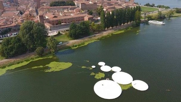 L’arcipelago di Ocno, strutture galleggianti a forma di loto accanto al mantovano Palazzo Ducale