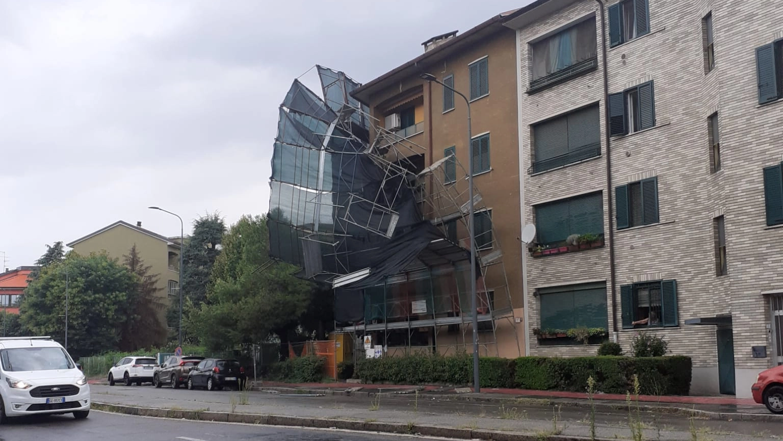 Milano, impalcatura crollata in via Orsini