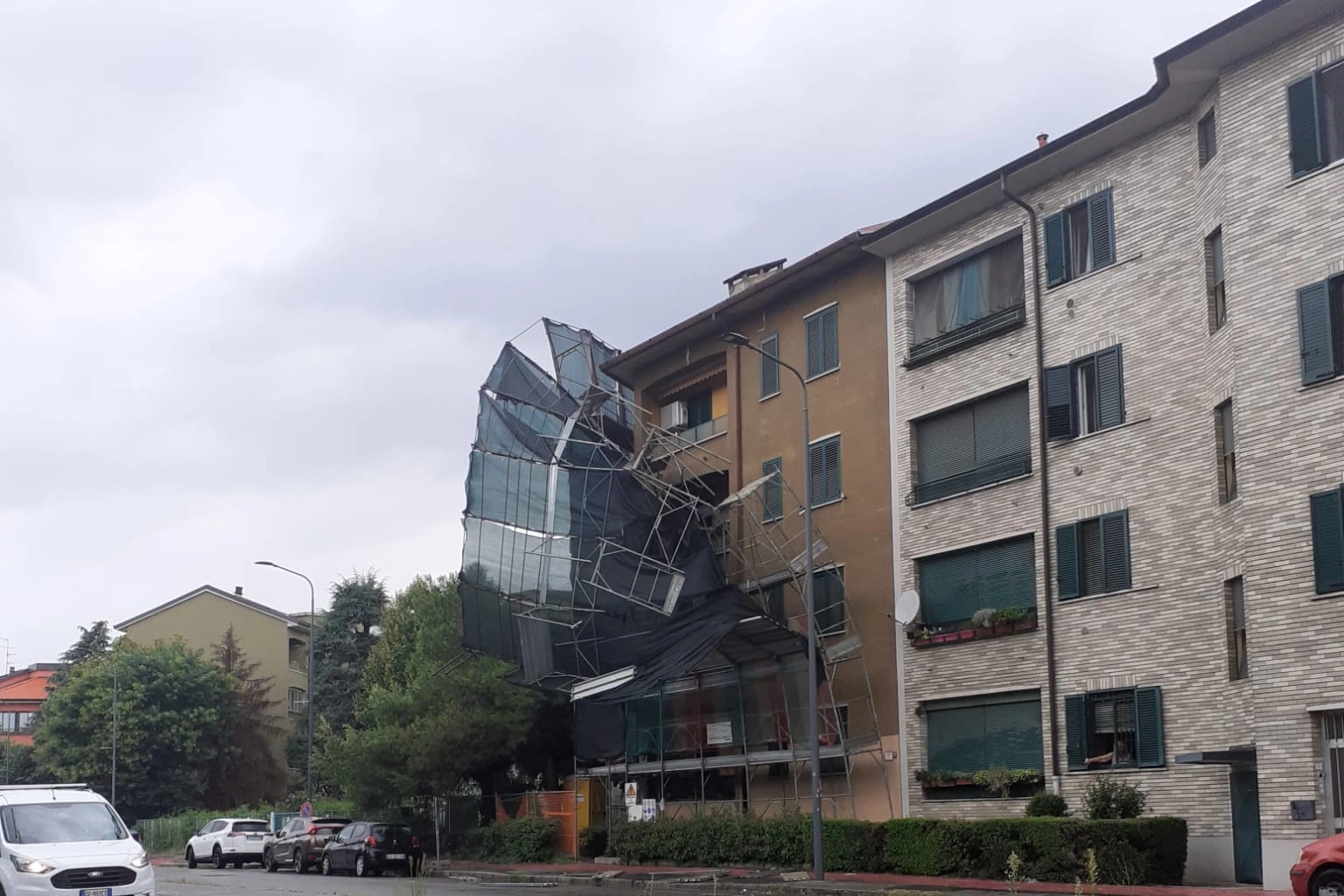 Milano, impalcatura crollata in via Orsini