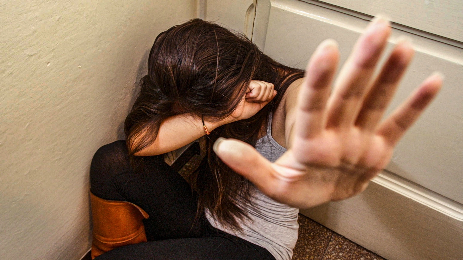 Gli agenti hanno bloccato il 33enne mentre molestava una donna in ascensore