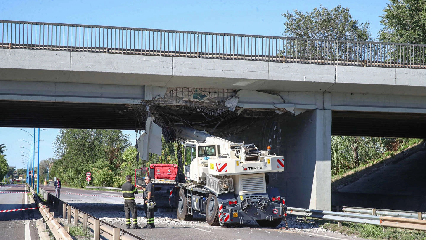 Il camion che ha urtato il ponte sulla tangenziale ovest di Brescia