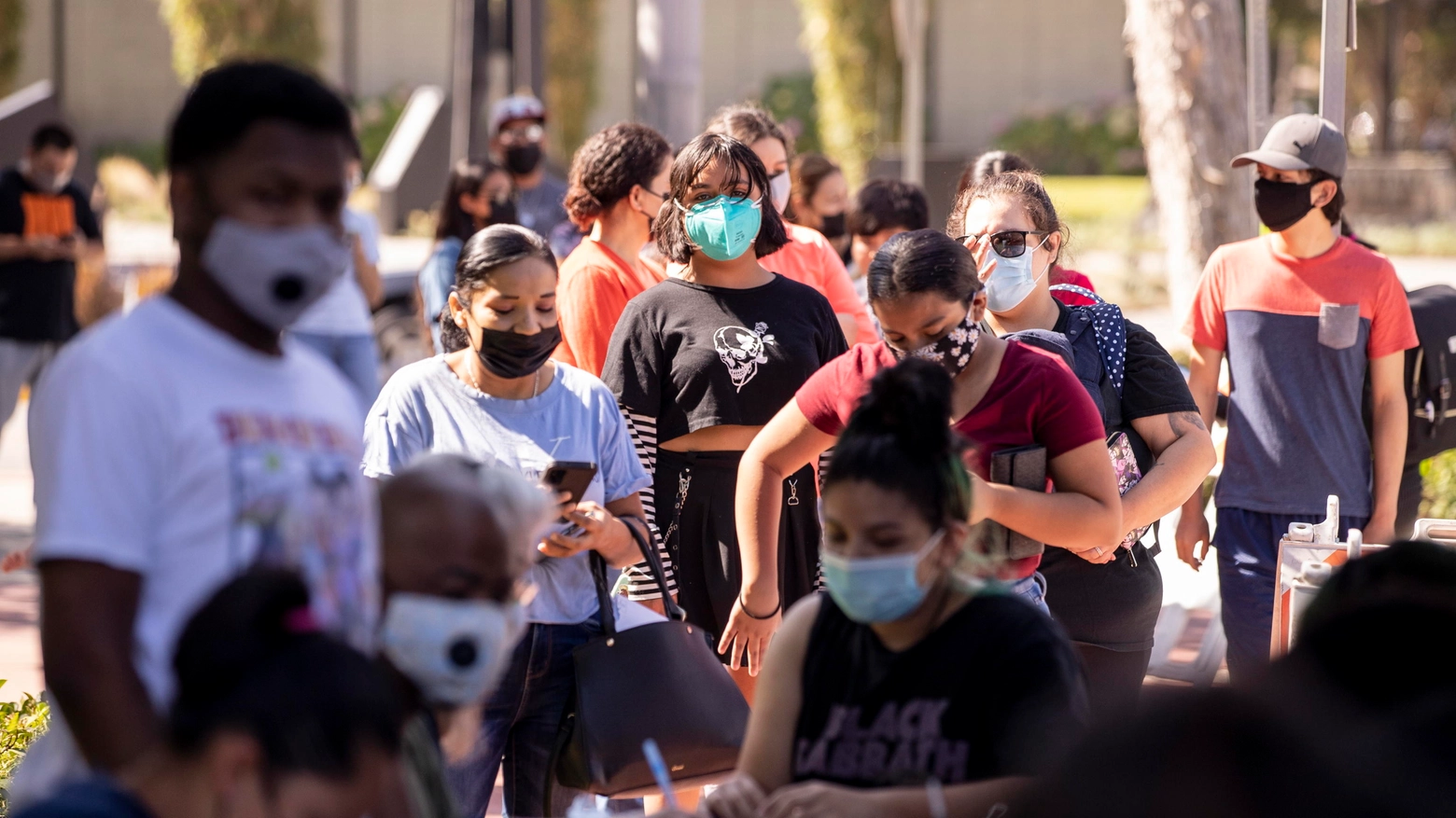 Gente in coda per il vaccino in California