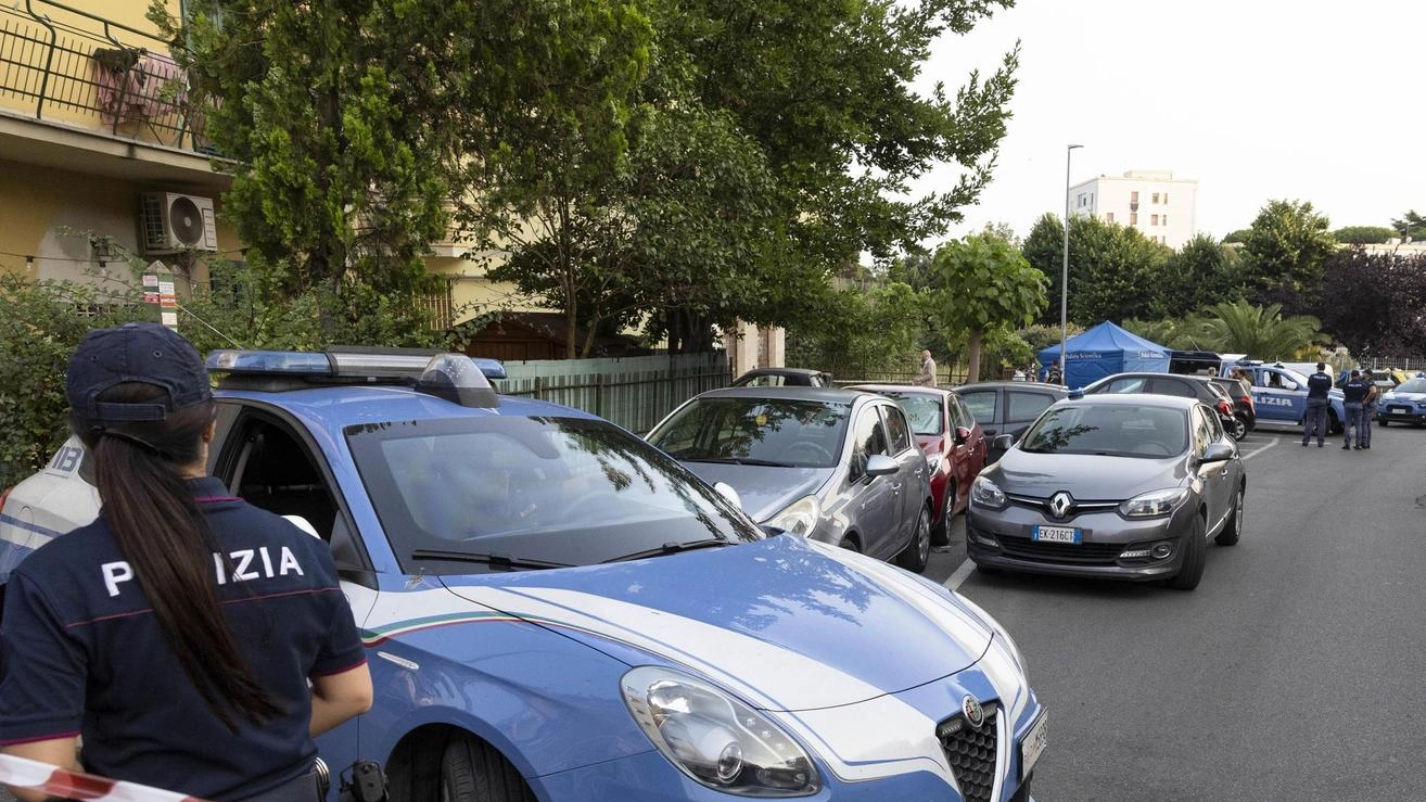 Forza il posto di blocco. In auto un campionario fra droga e contanti Forza il posto di blocco. In auto un campionario fra droga e contanti