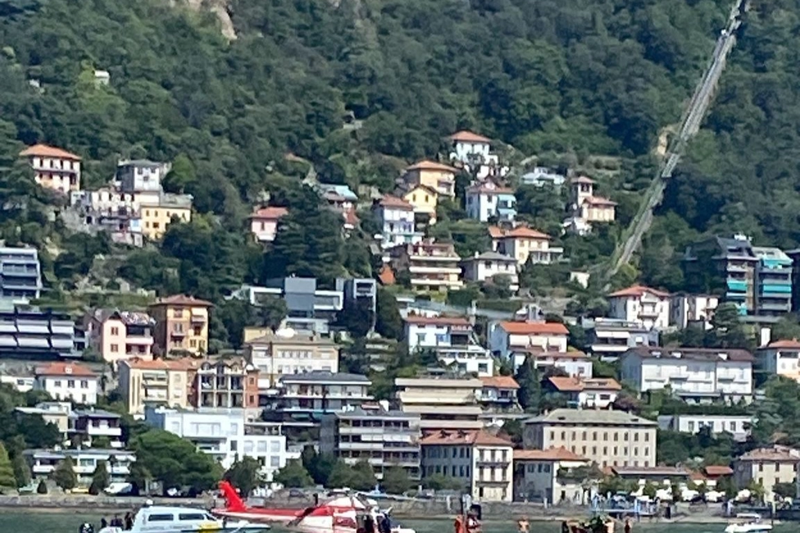 I soccorsi sul lago di Como per un 21enne