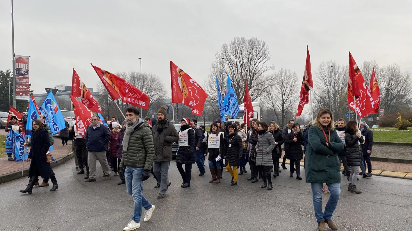 Rozzano, la protesta dei lavoratori Auchan con il blocco della statale