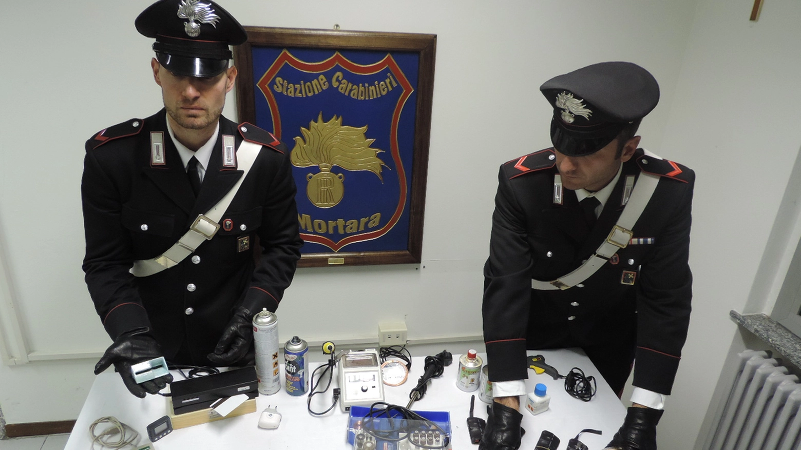 Materiale sequestrato dai carabinieri