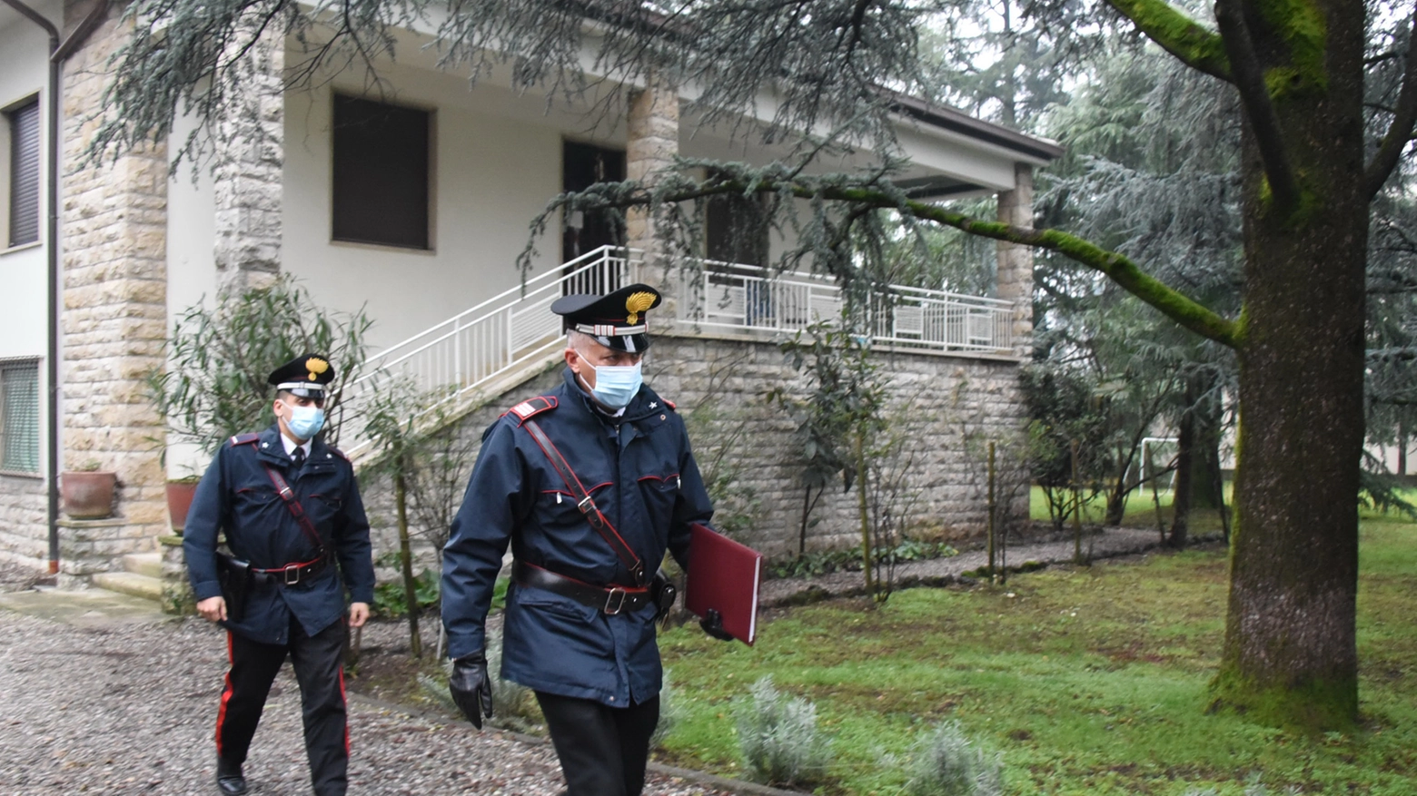 I carabinieri nell'abitazione dell'omicidio a Pedrengo