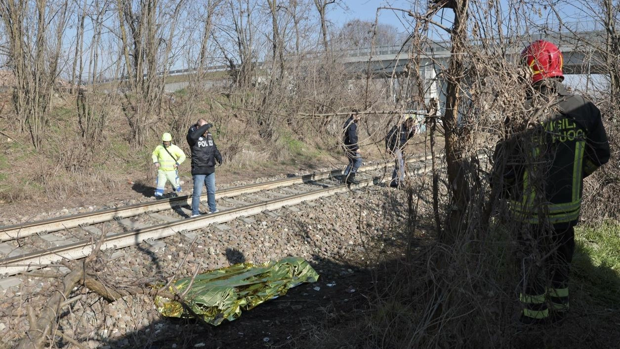 Giovane trovato morto  vicino ai binari del treno. La vittima è un karateka