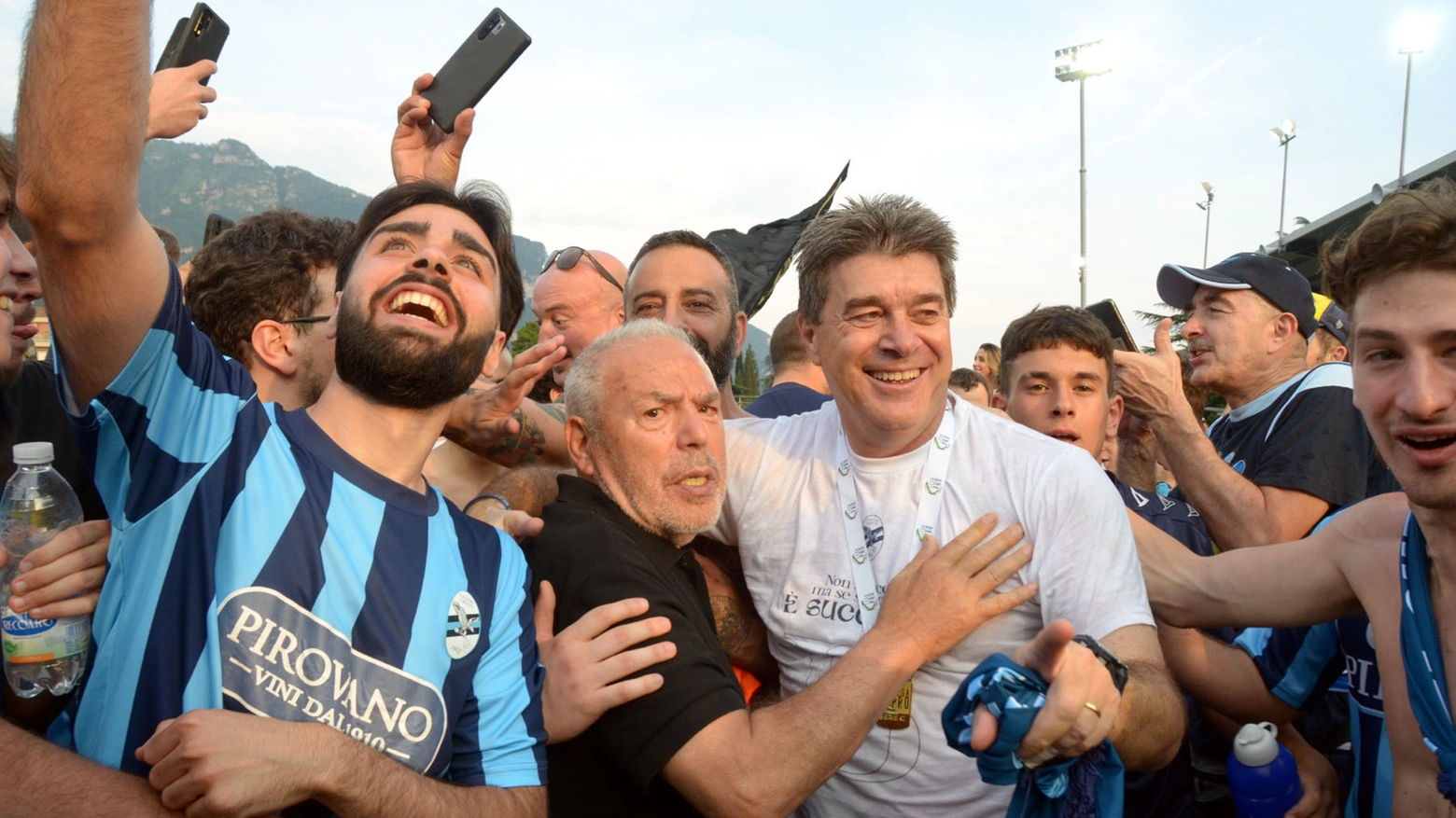 Il presidente Paolo Di Nunno festeggia con Luciano Foschi e i tifosi la promozione in serie B