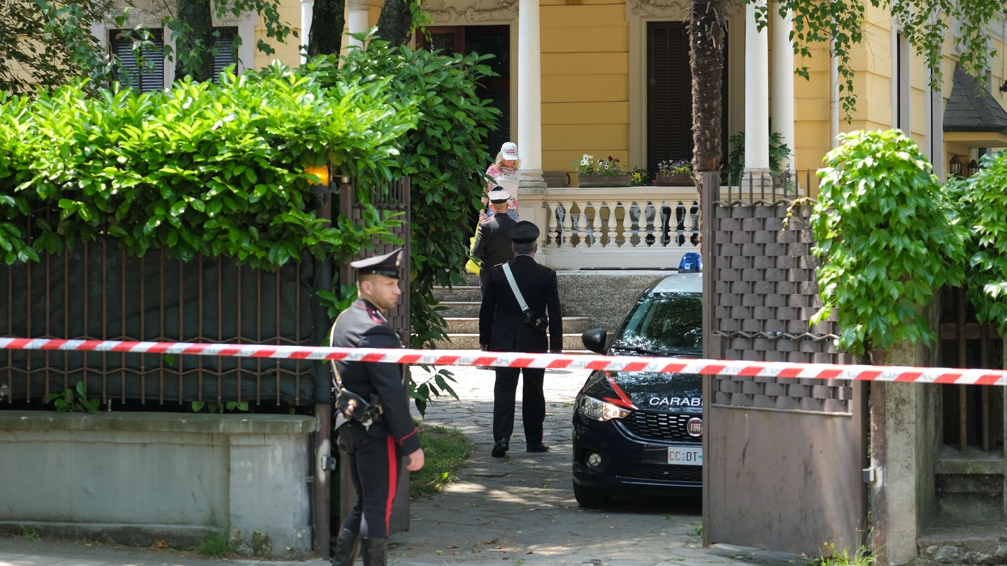 I rilievi dei carabinieri davanti alla villa di viale Buffoli 