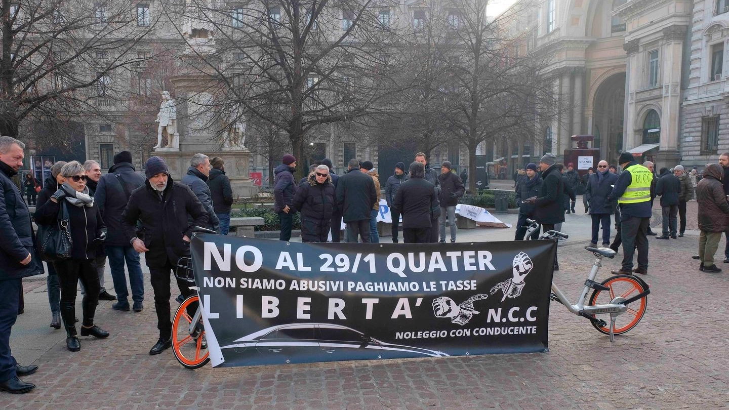 La protesta degli Ncc in piazza della Scala (Newpress)