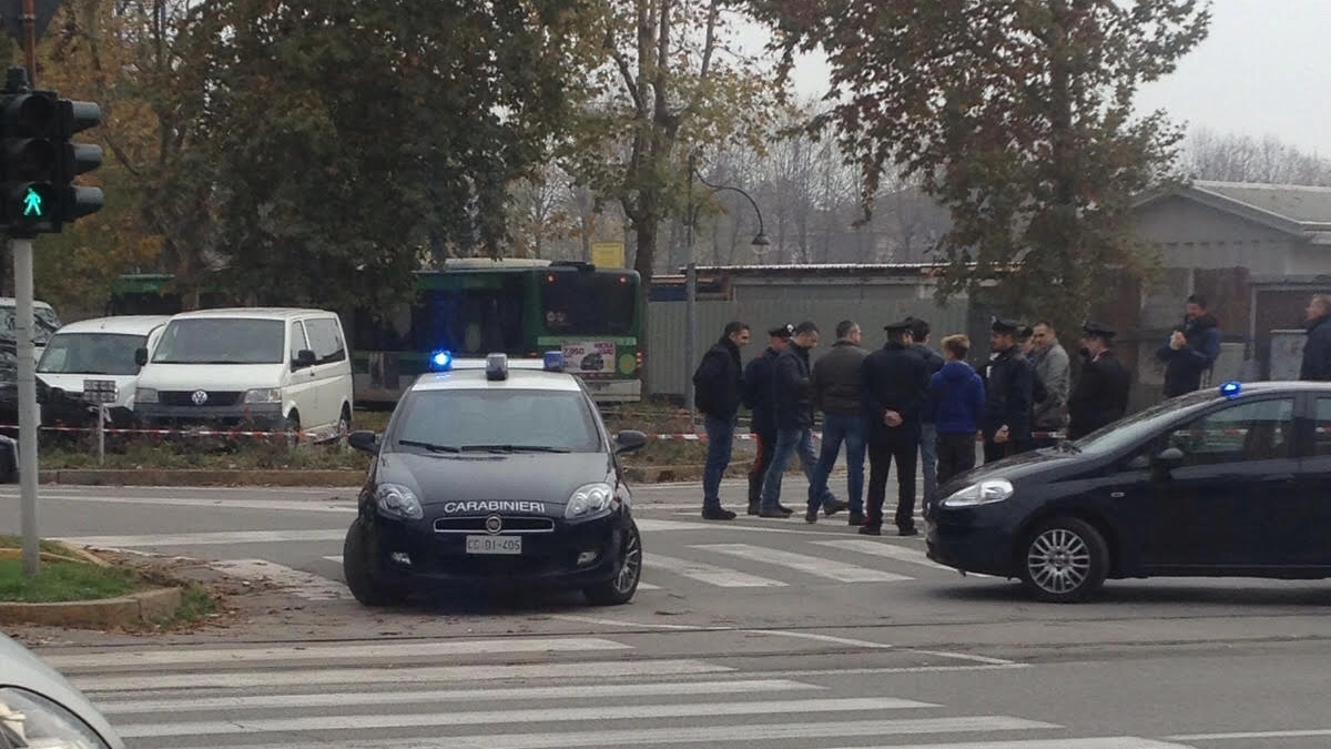 Carabinieri a Cusano Milanino, sullo sfondo l'autobus con il pacco sospetto