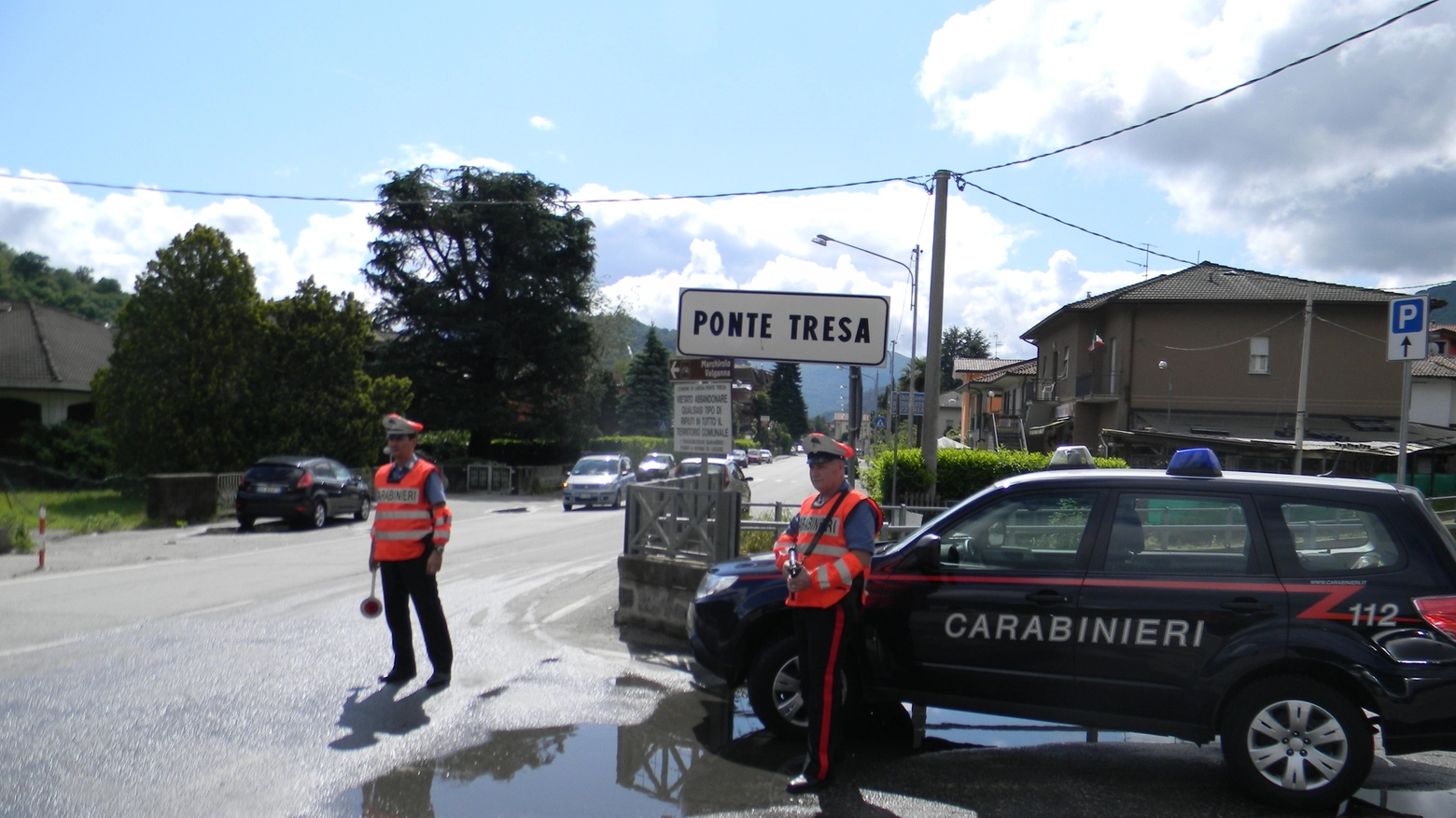 I due uomini sono stati denunciati dai carabinieri di Lavena Ponte Tresa