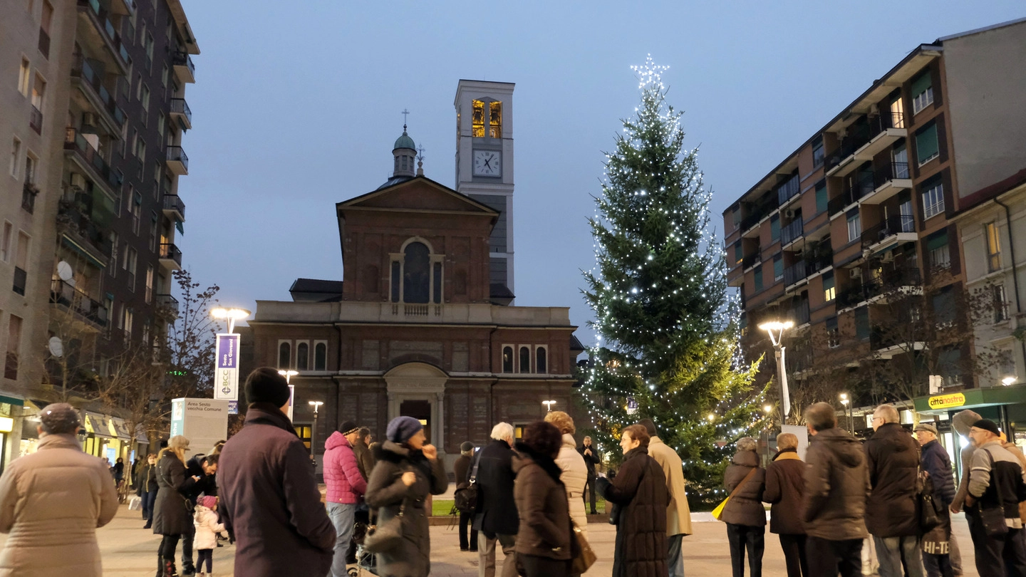 L'accensione dell'albero di Natale in piazza Petazzi a Sesto