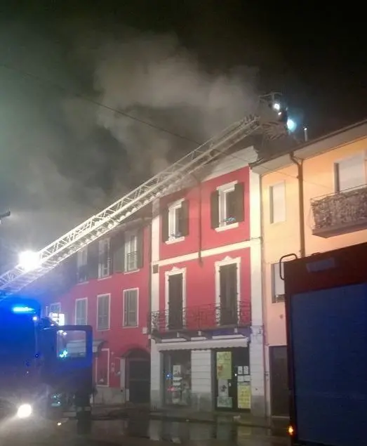 Casaletto Ceredano, incendio in una villetta a schiera: ingenti i danni
