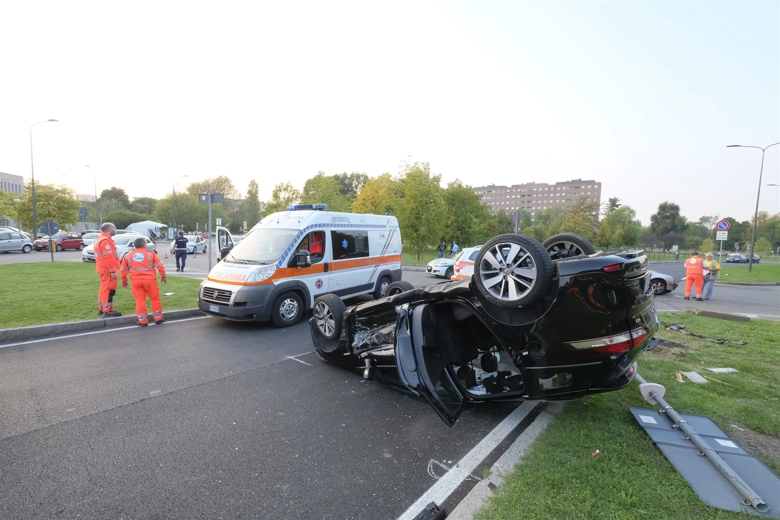 San Carlo, incidente bis davanti all'ospedale: auto si ribalta / FOTO