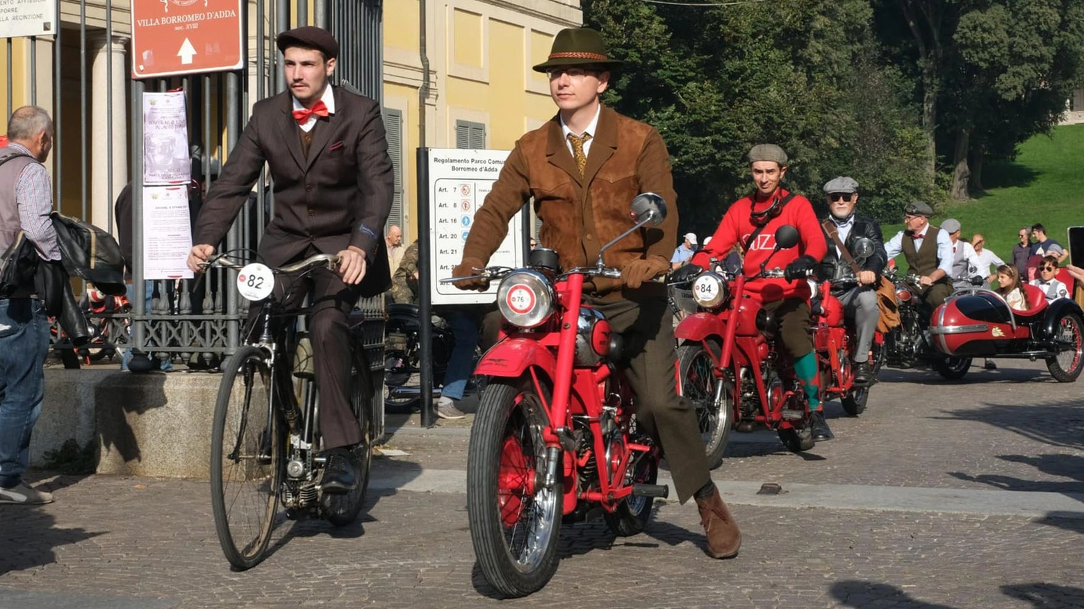 Sfilano le vecchie miss. Pantaloni alla zuava occhialoni da aviatore e il rombo della storia