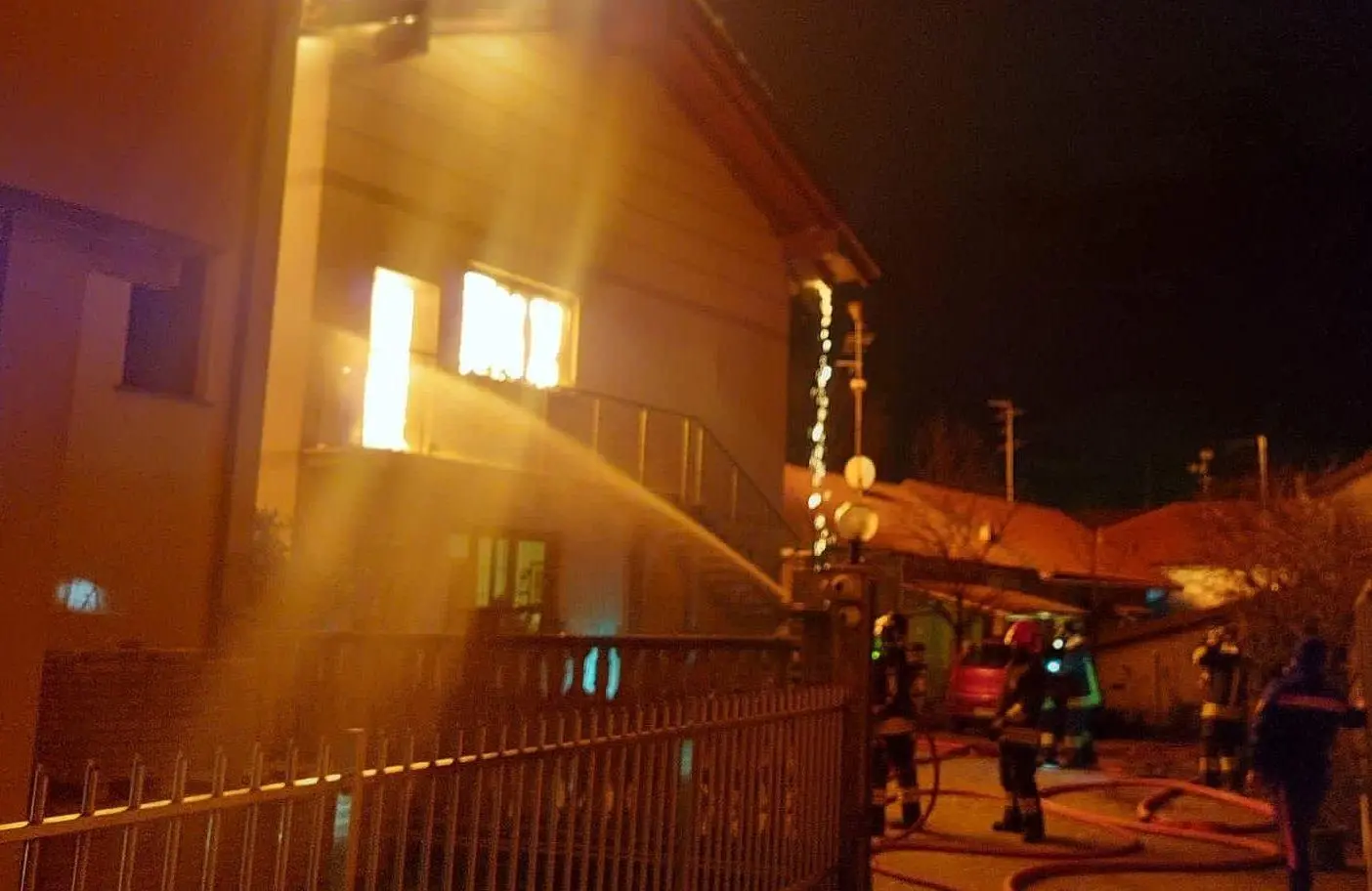Villetta a fuoco nella notte. Evacuata una famiglia
