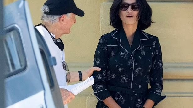 La diva Penelope Cruz, 48 anni, sul set con il regista Michael Mann, 79