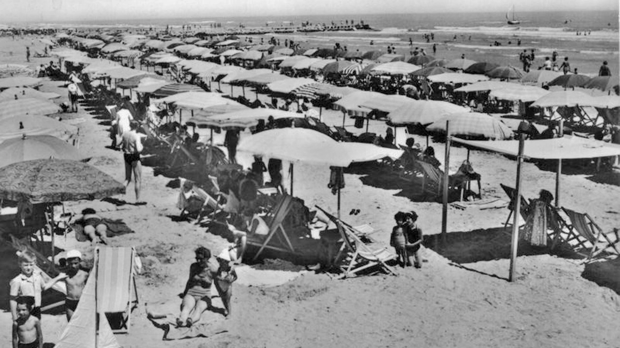 La spiaggia di Milano Marittima negli anni ’50 