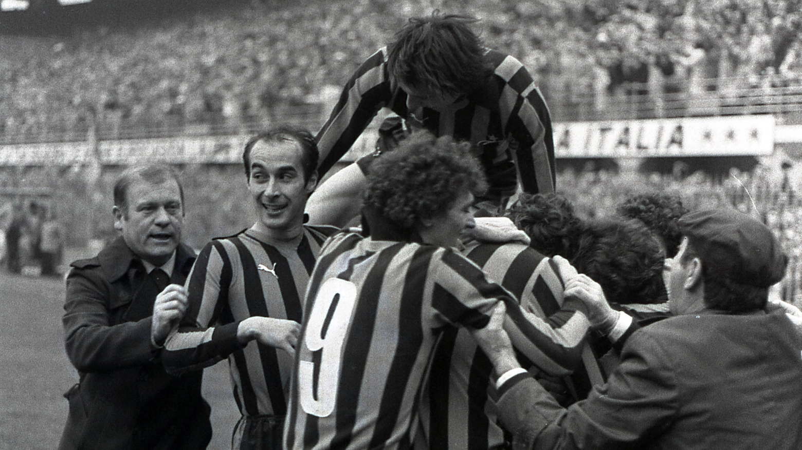 Eugenio Bersellini festeggia insieme ai giocatori dell'Inter (Alive)