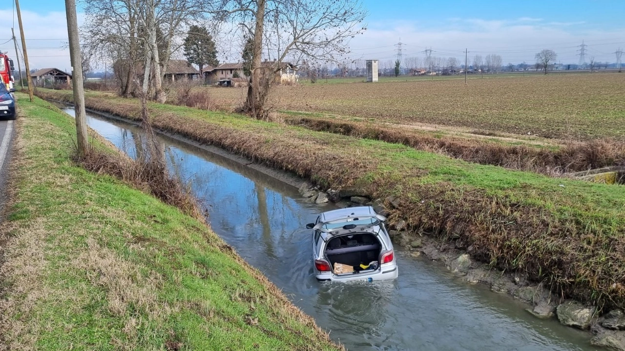 L'auto del 76enne di Orio Litta finita nel canale a Senna Lodigiano