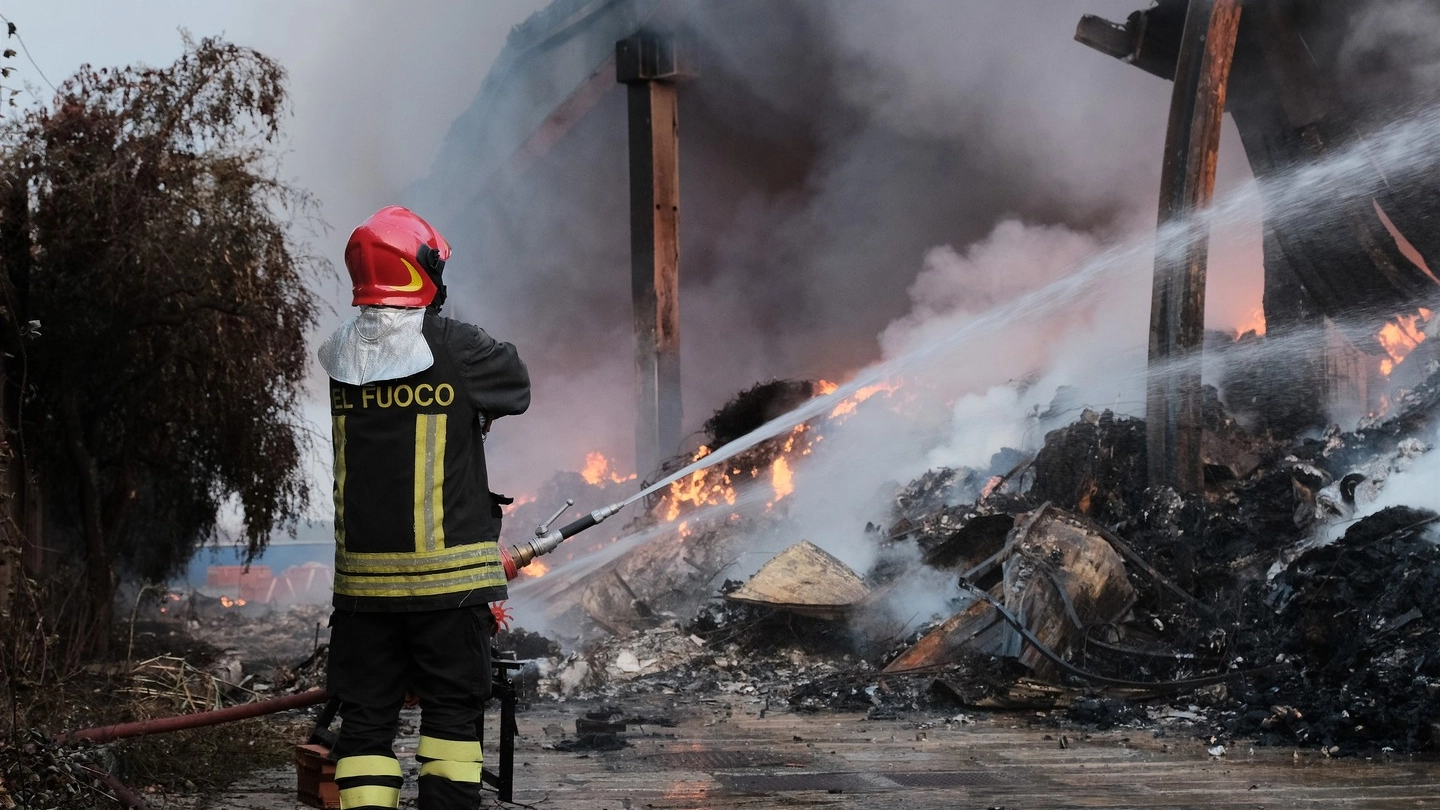 Incendio in un deposito di rifiuti a Milano