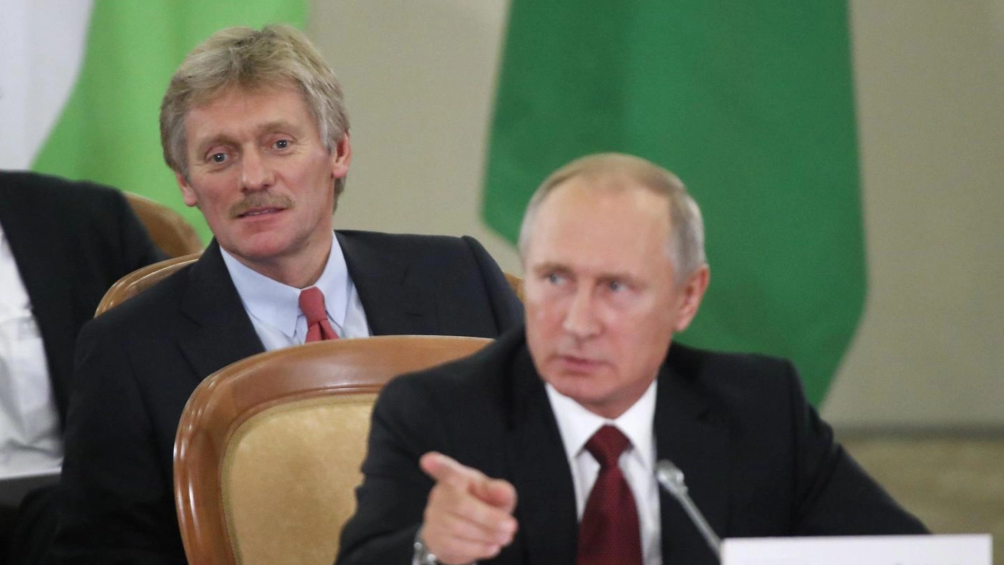 L'astuto portavoce del Cremlino, Dmitry Peskov, dietro Putin