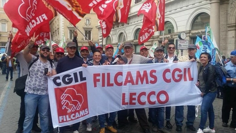 Una manifestazione Filcams in difesa dei diritti dei lavoratori