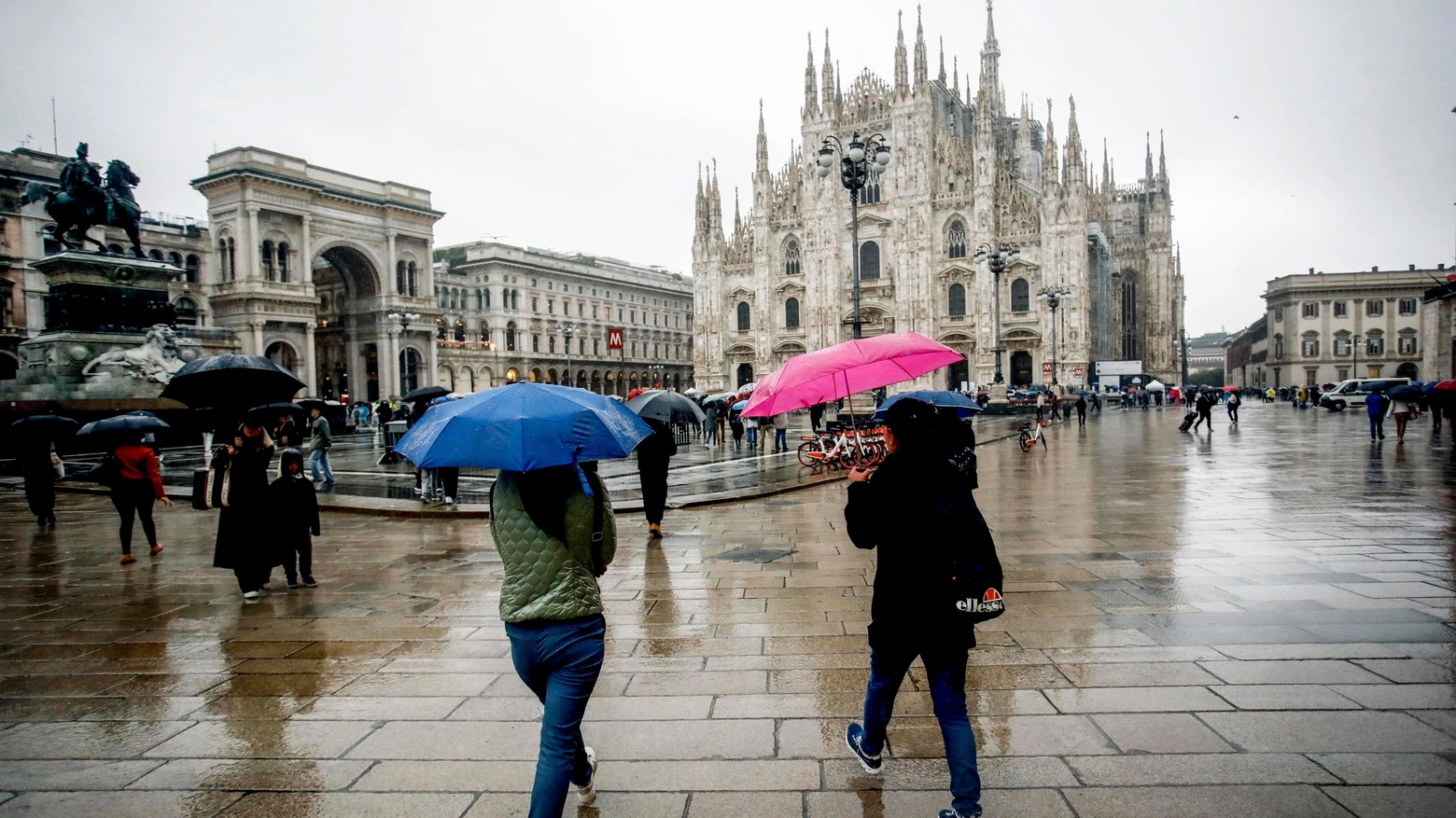 Pioggia in piazza Duomo a Milano
