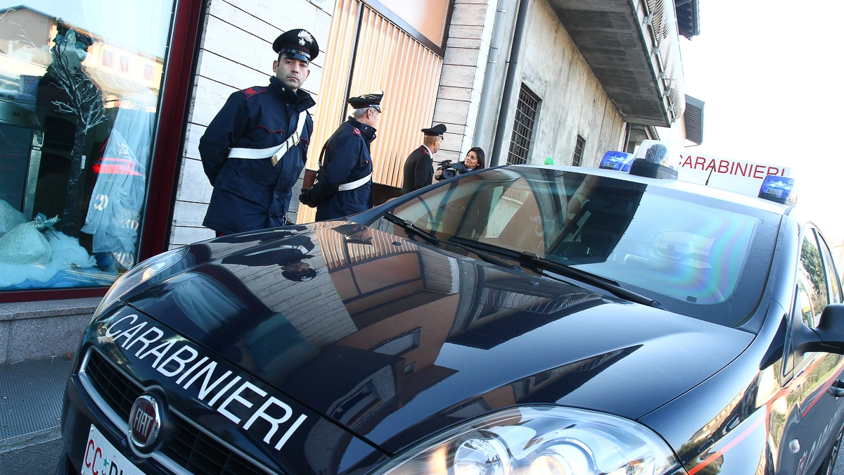 Carabinieri in via Ristori 20, dove è avvenuto l'omicidio a Gallarate