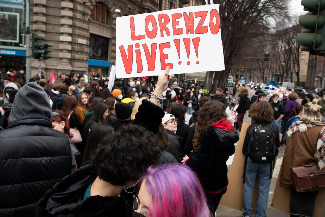 Il corteo degli studenti a Milano