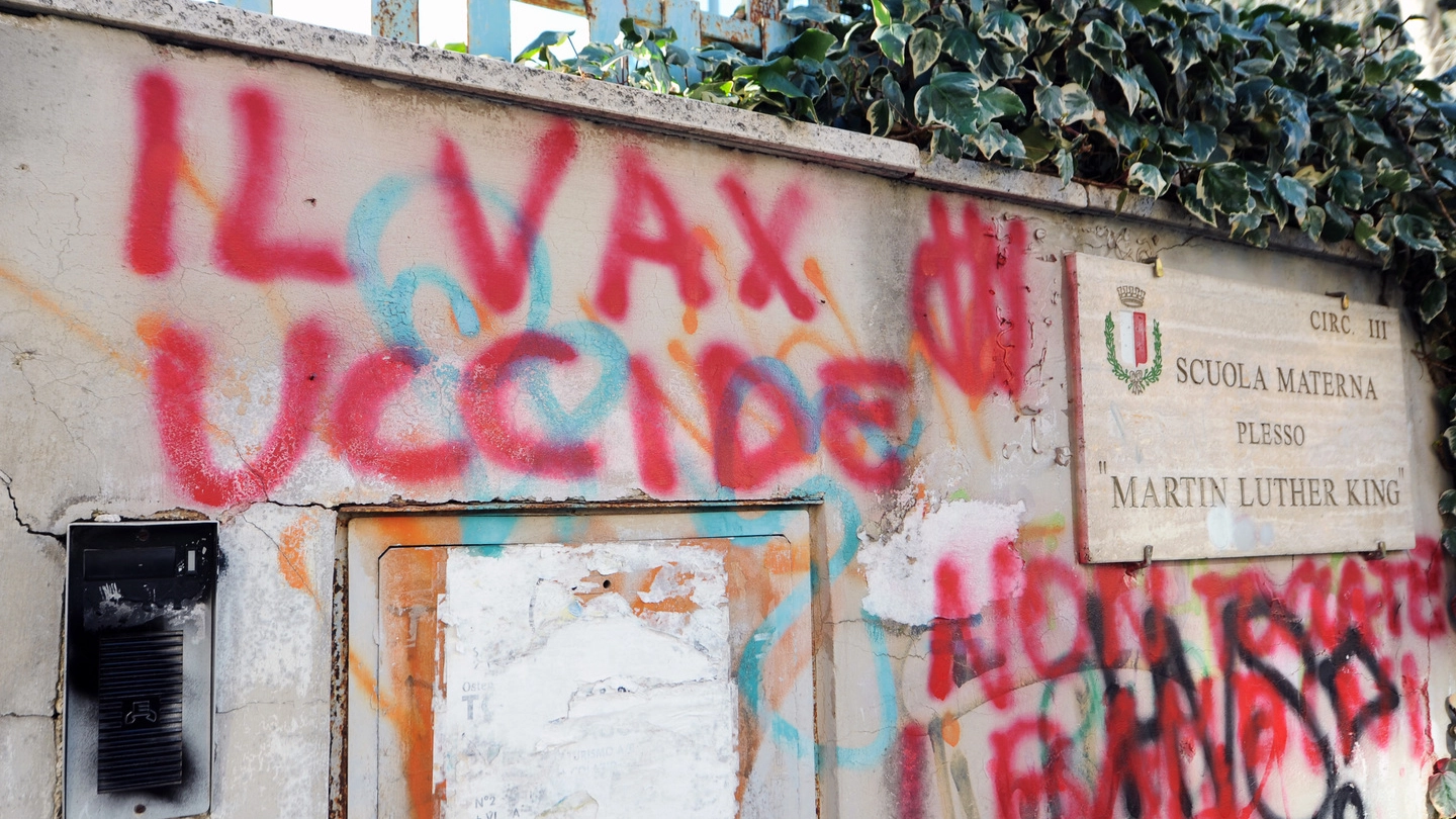 Scritte No Vax sui muri