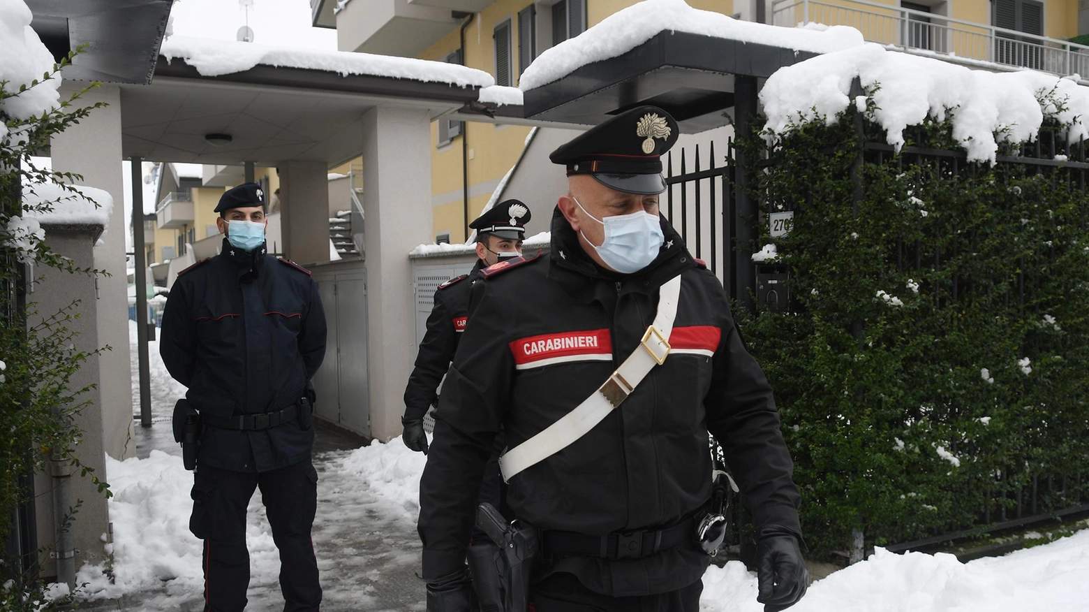 I carabinieri davanti alla casa del tentato omicidio