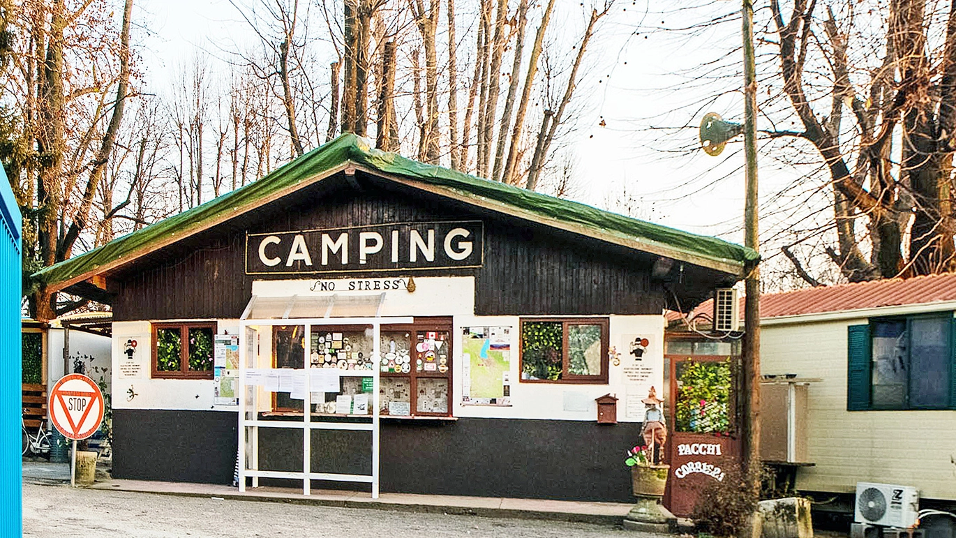 Il 'Camping no Stress' di via Cecilio a Como